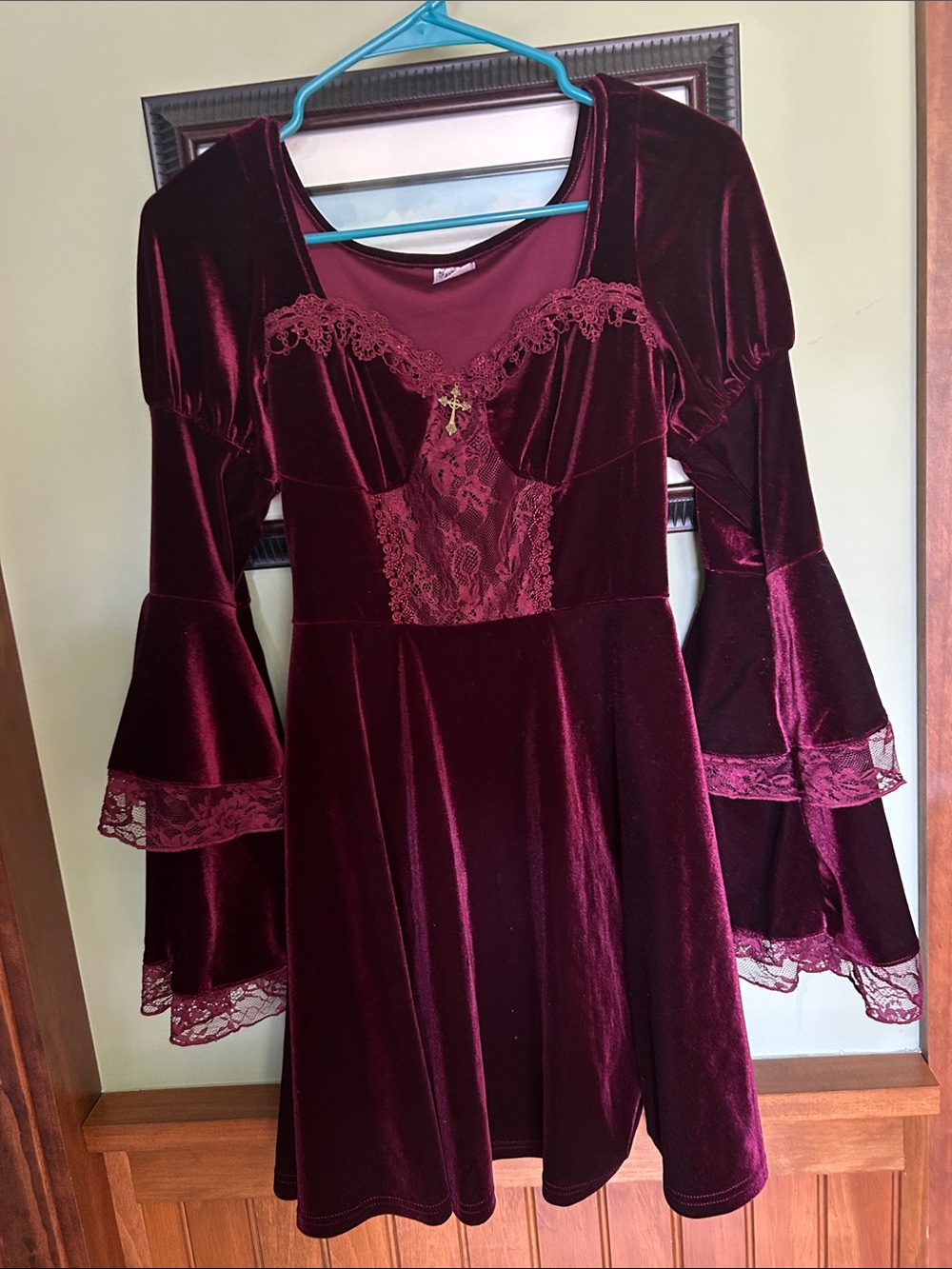 Women Velvet Lace gothic vampire dress NEW without tag